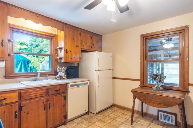 21 Meadowlark Ln, Springfield, MA 01119