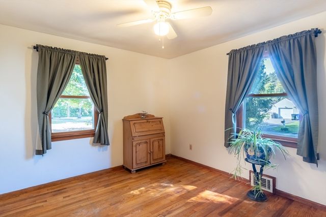 21 Meadowlark Ln, Springfield, MA 01119