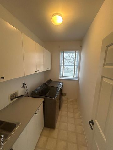 42567 Whitman Way, Novi, MI 48377