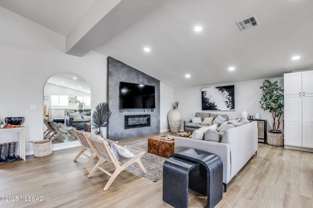 10500 N Oldfather Drive, Tucson, AZ 85742