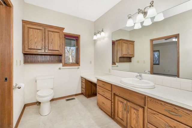 1729 N Timbercreek Dr, Mulvane, KS 67110