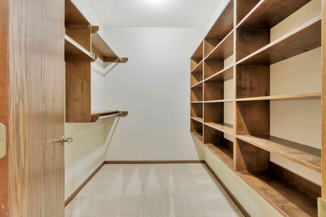 1729 N Timbercreek Dr, Mulvane, KS 67110