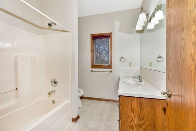 1729 N Timbercreek Dr, Mulvane, KS 67110