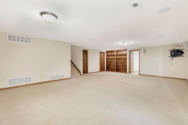 1729 N Timbercreek Dr, Mulvane, KS 67110