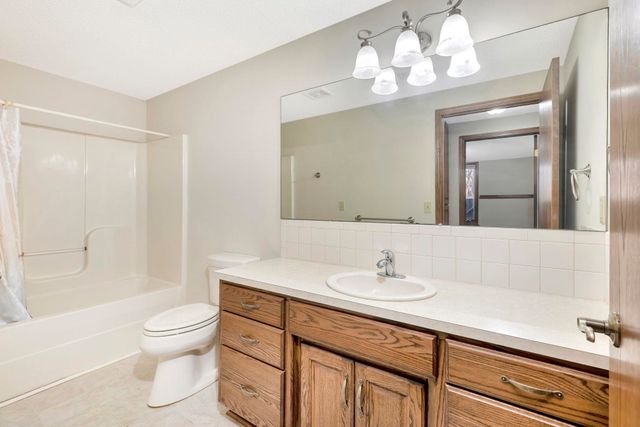 1729 N Timbercreek Dr, Mulvane, KS 67110