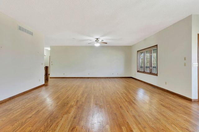 1729 N Timbercreek Dr, Mulvane, KS 67110