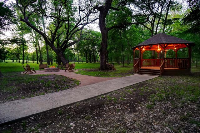 7200 Oak Creeks Court, Fort Worth, TX 76135