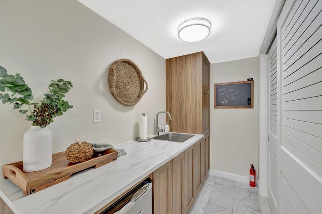 1332 Bayview Drive 402, Fort Lauderdale, FL 33304