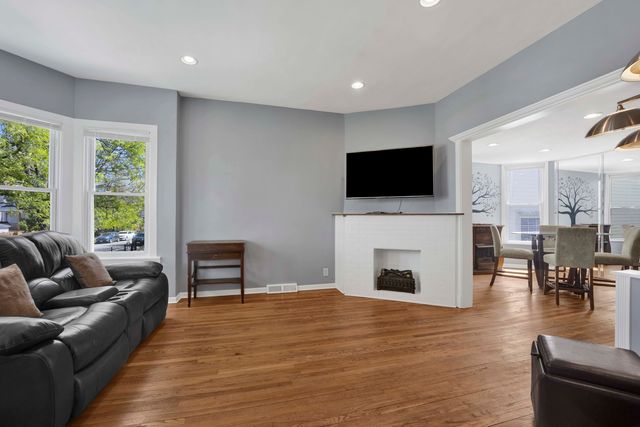 3721 W Shakespeare Avenue, Chicago, IL 60647