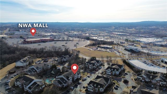 4230 NW Meadow Creek Circle, Fayetteville, AR 72703