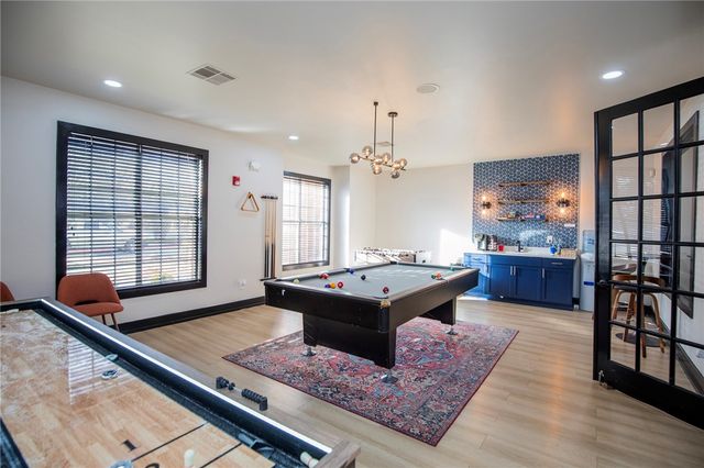 4230 NW Meadow Creek Circle, Fayetteville, AR 72703