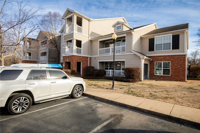 4230 NW Meadow Creek Circle, Fayetteville, AR 72703