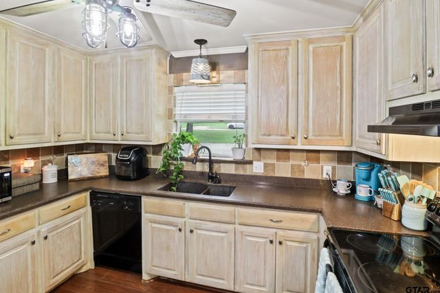 1301 Woodland Drive, Canton, TX 75103