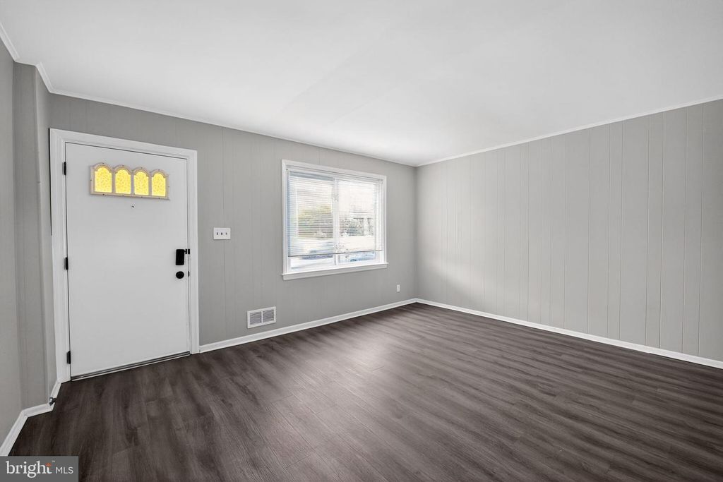 Image 4 of property listing at 1254 BREWSTER ST, Halethorpe, MD 21227