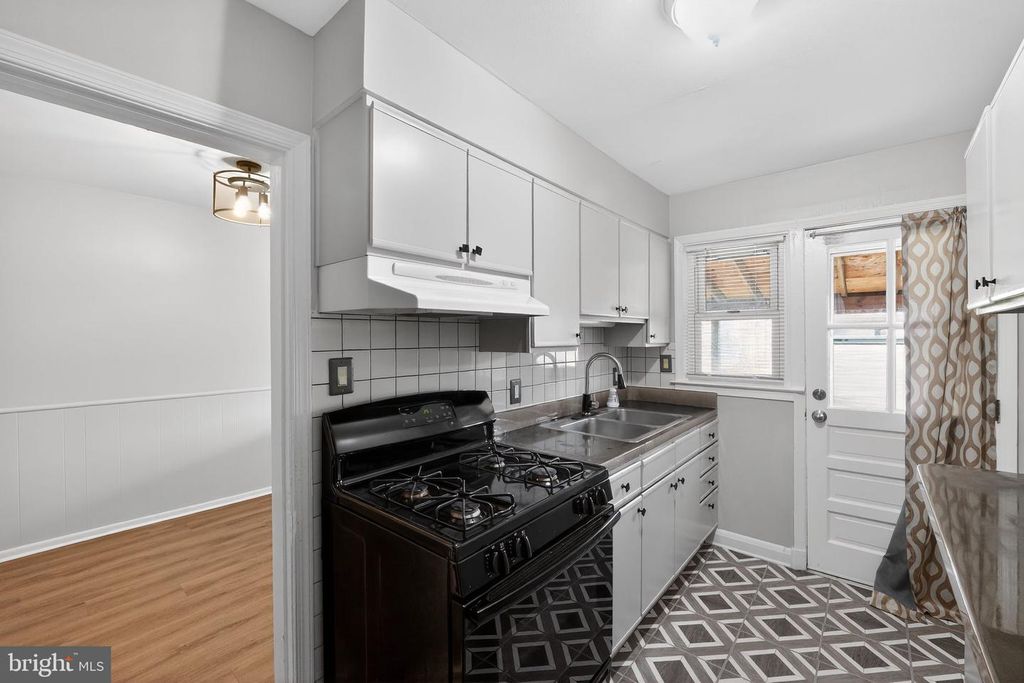 Image 9 of property listing at 1254 BREWSTER ST, Halethorpe, MD 21227