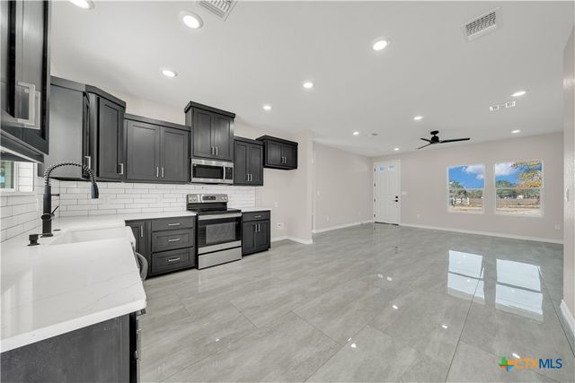 816 County Road 6723, Natalia, TX 78059