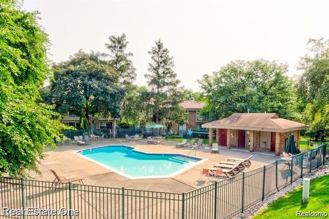 1403 Oakbrook E 93, Rochester Hills, MI 48307