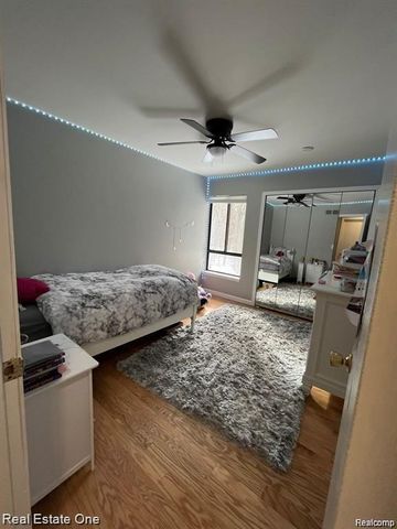 1403 Oakbrook E 93, Rochester Hills, MI 48307