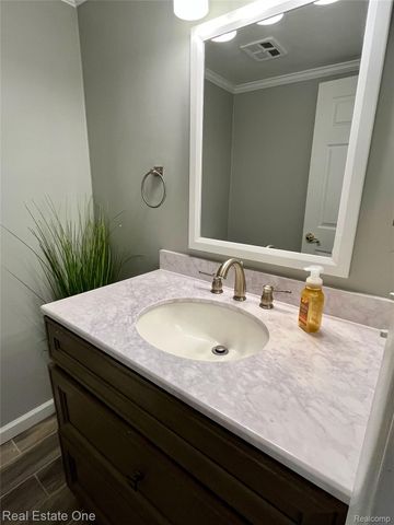 1403 Oakbrook E 93, Rochester Hills, MI 48307