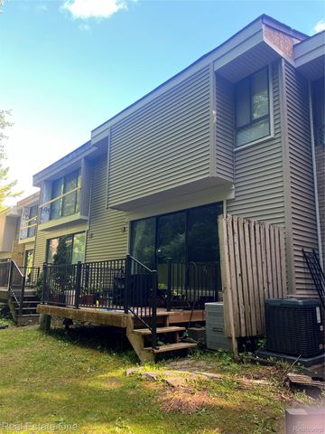 1403 Oakbrook E 93, Rochester Hills, MI 48307