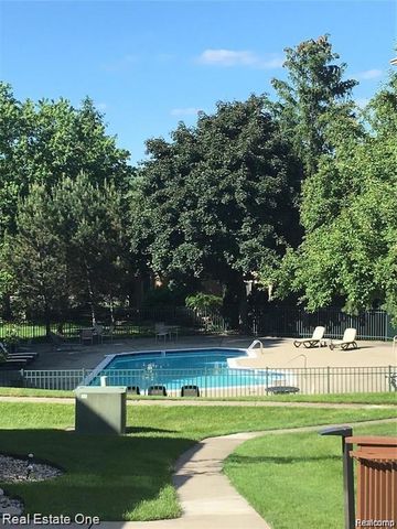 1403 Oakbrook E 93, Rochester Hills, MI 48307