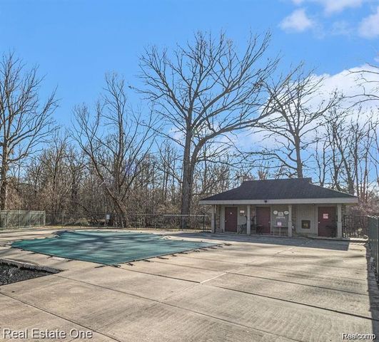 1403 Oakbrook E 93, Rochester Hills, MI 48307