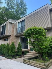 1403 Oakbrook E 93, Rochester Hills, MI 48307