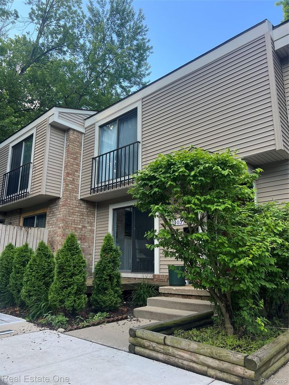 1403 Oakbrook E 93, Rochester Hills, MI 48307