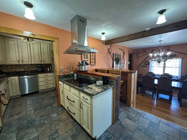 14183 Fowler School Road, Marion, IL 62959