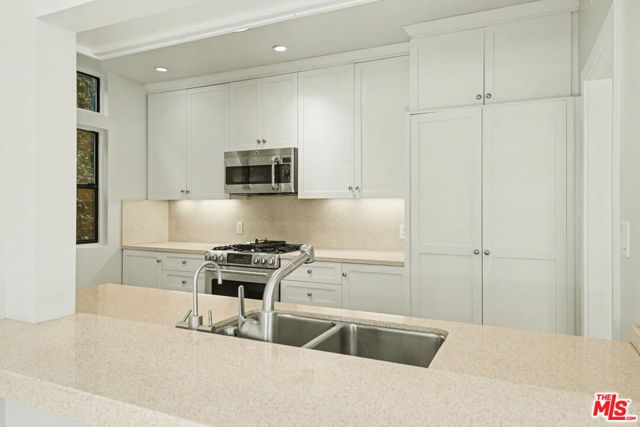 1021 Westmount Drive 102, West Hollywood, CA 90069