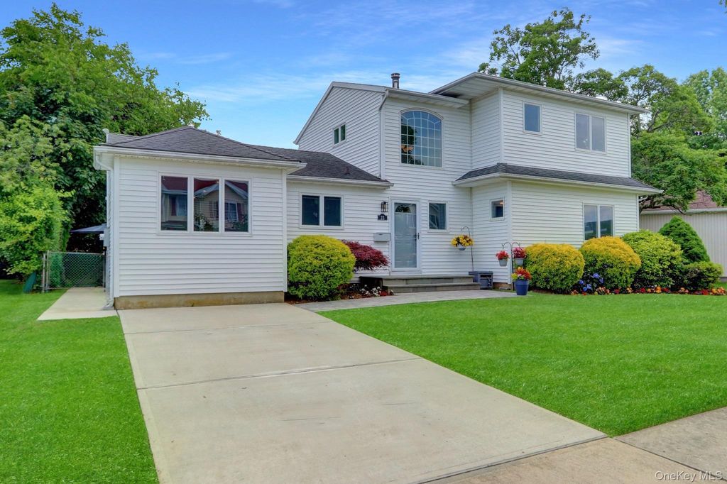 23 Lillian Lane, Plainview, NY 11803