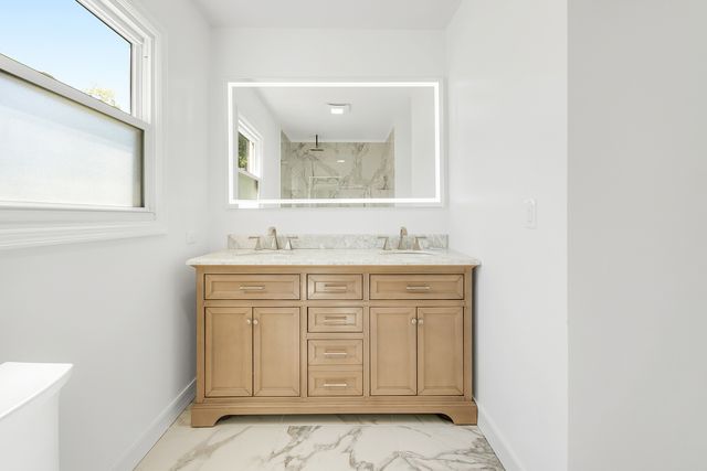 160 E Terra Cotta Avenue, Crystal Lake, IL 60014