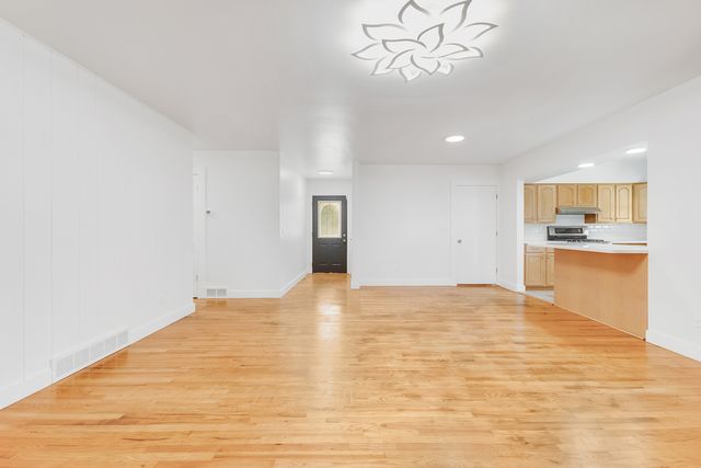 160 E Terra Cotta Avenue, Crystal Lake, IL 60014