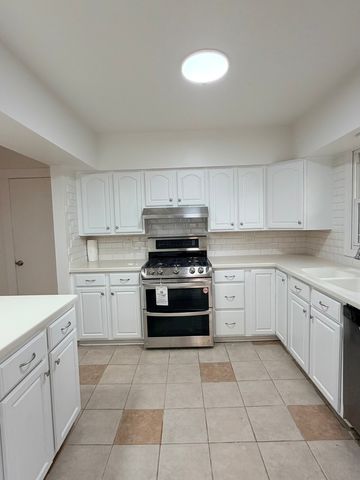 160 E Terra Cotta Avenue, Crystal Lake, IL 60014