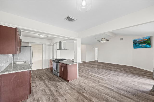 3501 Old Oaks Drive, Baytown, TX 77521