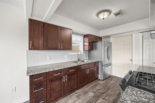 3501 Old Oaks Drive, Baytown, TX 77521