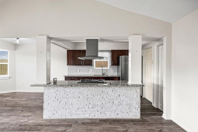 3501 Old Oaks Drive, Baytown, TX 77521