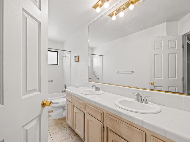 5109 W Menlo Avenue, Fresno, CA 93722