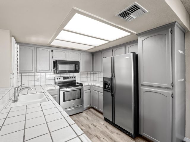 5109 W Menlo Avenue, Fresno, CA 93722