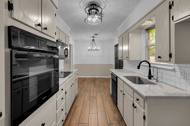 216 Texas Avenue, Hewitt, TX 76643