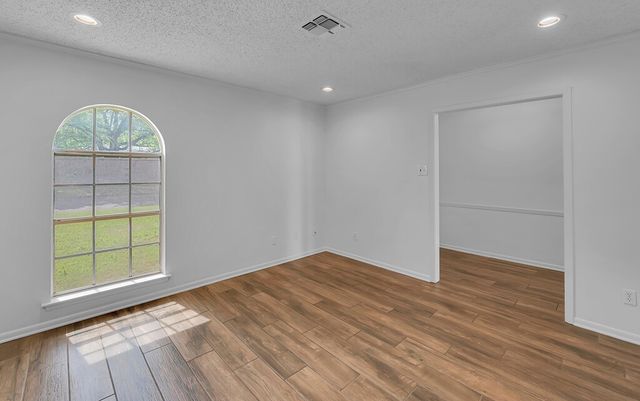 216 Texas Avenue, Hewitt, TX 76643