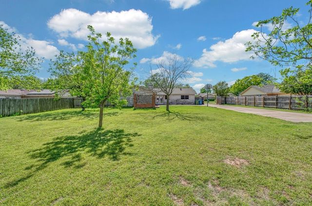 216 Texas Avenue, Hewitt, TX 76643