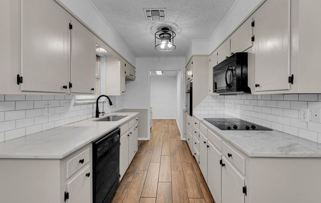 216 Texas Avenue, Hewitt, TX 76643