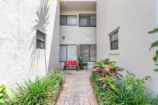 9717 N New River Canal Road 409, Plantation, FL 33324