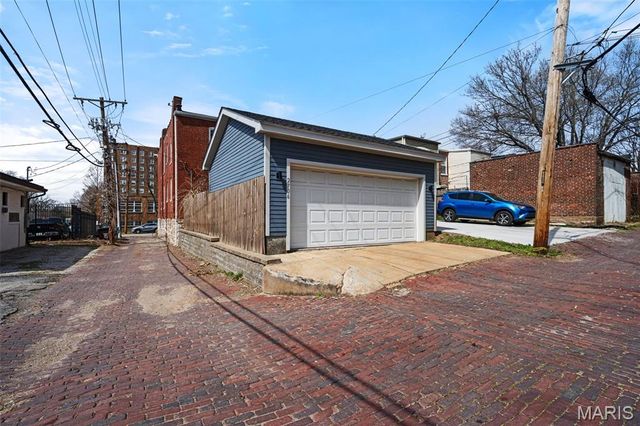 2706 Alhambra Court, St Louis, MO 63118