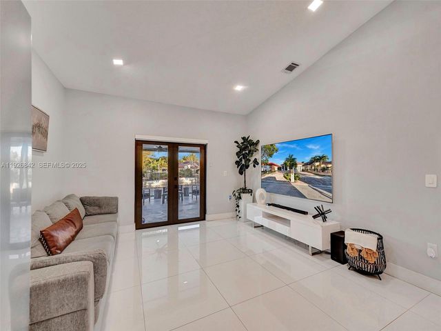 19901 NW 77th Ct, Hialeah, FL 33015