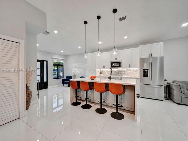 19901 NW 77th Ct, Hialeah, FL 33015