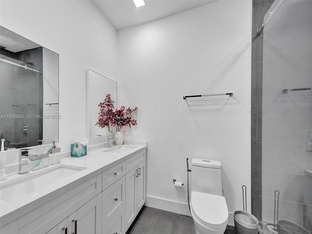 19901 NW 77th Ct, Hialeah, FL 33015