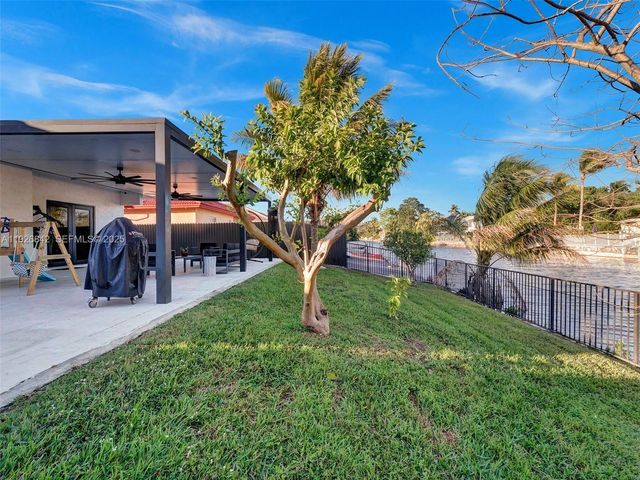 19901 NW 77th Ct, Hialeah, FL 33015