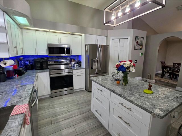 18507 COUNTRY CREST PLACE, Tampa, FL 33647